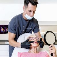 quitar-código-de-barras-labios-madrid-doctor-con-paciente